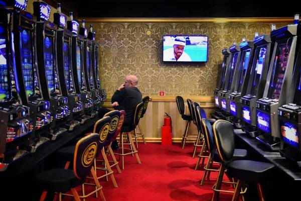 How Online Casinos Are Embracing Virtual Reality